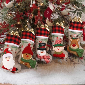 Cinque calze di Natale assortite con Babbo Natale e pupazzo di neve sull'albero