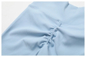 Détail du legging de yoga côtelé bleu clair avec effet froncé et tissu élastique de qualité