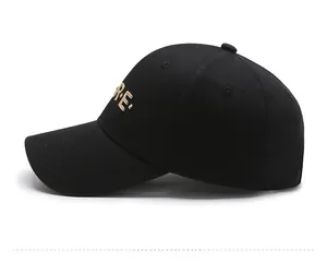 Dettaglio del cappellino da baseball nero con ricamo dorato R.E. sulla parte laterale