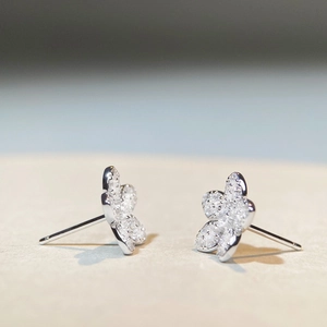 Elegante S925 Silber Blumen-Ohrstecker mit schimmernden Zirkonia-Kristallen