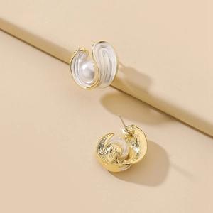 Elegant gold pearl geometric stud earrings with minimalist retro design and silver pins