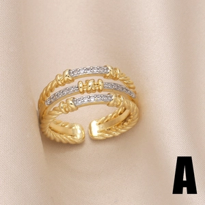Anello a tre strati placcato oro con zirconi cubici su seta color champagne