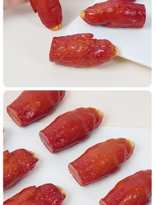 Dettaglio ravvicinato di fette di patata dolce essiccata semitrasparente su un piatto bianco
