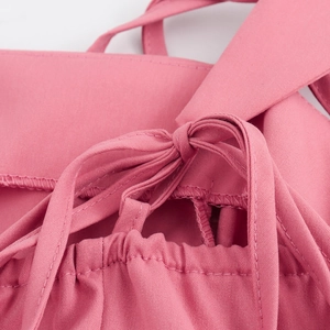Robe courte rose moulante avec bretelles à nouer ajustables et détails à la taille