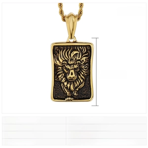 Vue macro du pendentif tête de lion style punk avec détails de finition noire vintage