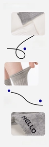 Detail von lockeren Socken mit Lycra-Stretch-Gummiband und HELLO-Jacquard an der Sohle