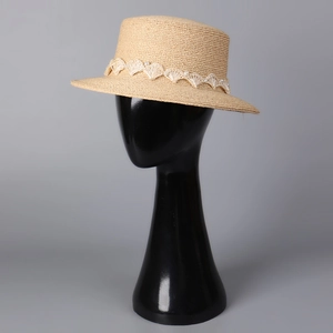 Chapeau canotier élégant en paille beige avec dentelle au crochet et perles blanches
