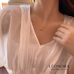 Collana con ciondolo a cuore dorato minimalista su catena sottile per uno stile unico