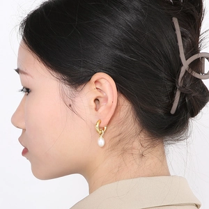 Boucles d'oreilles dorées en forme de C avec perle blanche de style français
