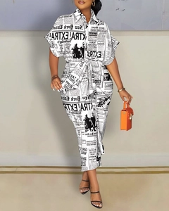 Détail d'une robe chemise pour femme à imprimé journal avec ceinture et décolleté en V élégant