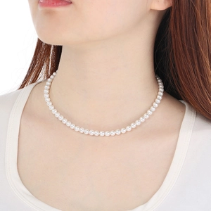 Close-up of vintage round pearl necklace on model's neck with titanium steel beads