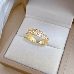Detail eines verstellbaren Goldrings mit Pavé-Strasssteinen und Sternmotiv in einer Box