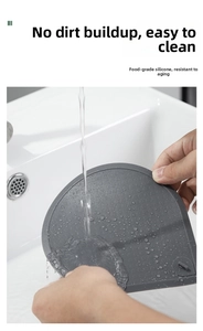 Dettaglio del coperchio dello scarico in silicone lavato sotto l'acqua nel lavandino