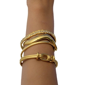 Set di 4 bracciali dorati con ciondolo a stella marina, perla e dettagli in strass