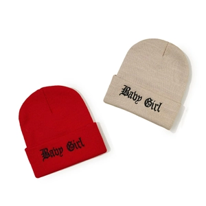 Bonnets tricotés d'hiver avec broderie Baby Girl en rouge et beige style urbain