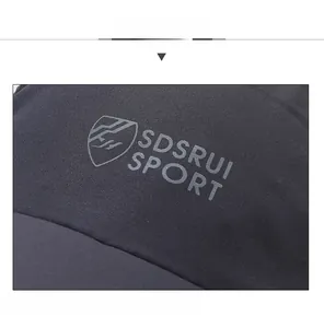 Detailansicht des SDSRUI SPORT Logos und des atmungsaktiven Mesh-Gewebes der Baseballkappe