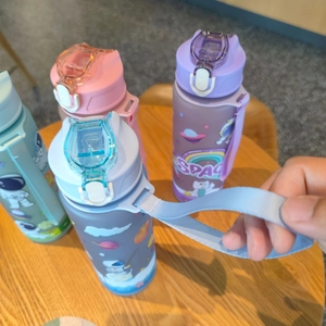 Detailansicht der tragbaren Astronauten-Wasserflaschen mit Griffen in vier Farben