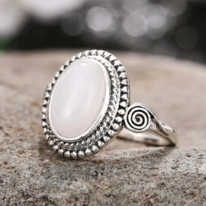 Vintage Punk Mondstein Ring in Ovalform mit silbernem Boho Spiralmuster auf grauem Stein