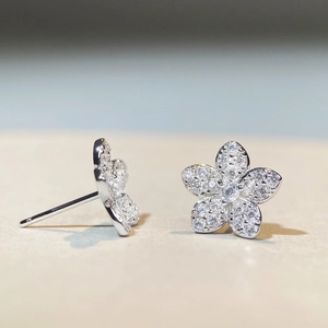 Funkelnde S925 Silber Blumenohrstecker mit glänzenden Zirkonia Kristallen im Pavé-Stil