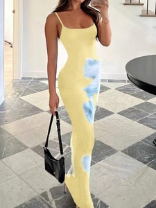 Elegante abito lungo tie-dye giallo e azzurro con spalline sottili e vestibilità aderente