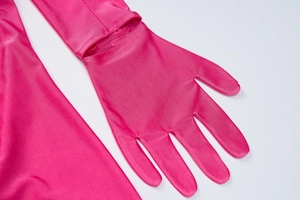 Dettaglio della manica in tessuto elastico rosso rosa con guanto a cinque dita integrato