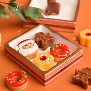 Set miniatura natalizia fai da te in resina con figure di Babbo Natale e omino di pan di zenzero