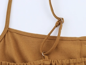 Détail de la boucle réglable sur la bandoulière de la robe d'été brodée de couleur camel
