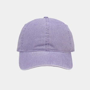 Détail macro de la casquette de baseball en coton délavé violet avec œillets d'aération