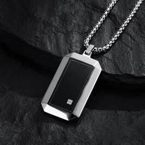 Collier hip-hop homme avec pendentif brossé noir et petit cristal sur une chaîne vénitienne