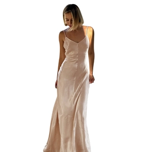 Détails d'une robe élégante en satin champagne avec décolleté en V et dos nu sexy