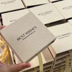 Caja de regalo beige minimalista con cinta de seda y texto dorado Best Wishes impreso