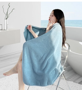 Détail d'une serviette de bain gaufrée bleu clair avec texture absorbante et séchage rapide