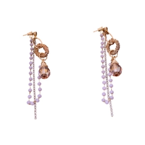 Orecchini vintage a nappa dorata con perle viola e pendenti in cristallo su sfondo bianco