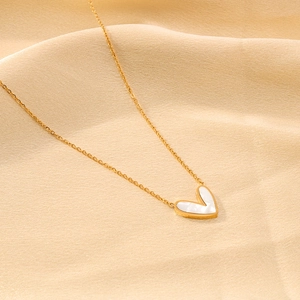 Collana a cuore placcata in oro 18K con madreperla bianca su sfondo di seta fine