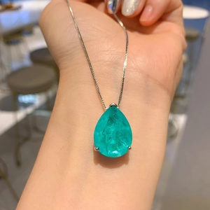 Élégant pendentif émeraude verte en forme de poire avec sertissage à griffes en argent