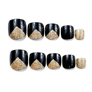 Unghie finte per piedi quadrate corte nere e oro con glitter e finitura lucida