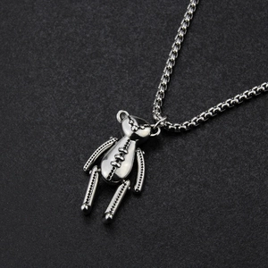 Vue détaillée du collier pendentif ours argenté sur un fond noir mat élégant