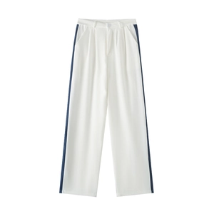 Détail du pantalon large blanc à taille haute avec bandes latérales bleu marine contrastées