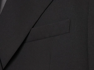 Détail macro du tissu en sergé de haute qualité et coutures précises du revers noir