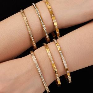 Set di sei bracciali di lusso in acciaio inossidabile placcato oro 18k con zirconi cubici