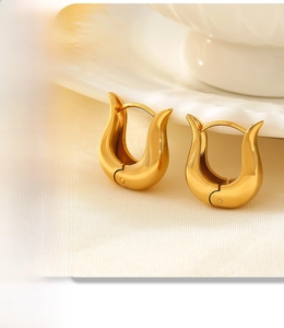 Dettaglio degli orecchini a tulipano a forma di U placcati in oro 18K lucido