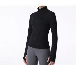 Détail de la veste de sport noire ajustée avec col montant et passes-pouces aux poignets