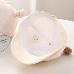 Detailsicht der verstärkten Nähte und des weichen Schweißbandes in der Baby-Mütze