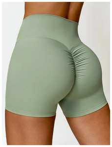 Vue détaillée du short de yoga taille haute avec effet push-up en vert sauge mat