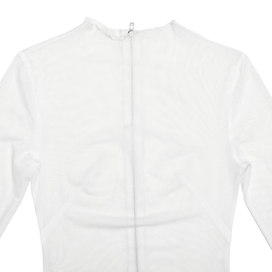 Vue détaillée de la fermeture éclair arrière sur une robe longue en mesh blanc transparent