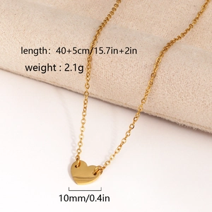 Collier à pendentif cœur doré sur tissu beige avec dimensions et poids de 2,1g