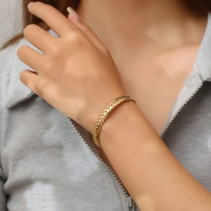 Bracelet pour femme en acier inoxydable plaqué or 18 carats avec motif épi de blé
