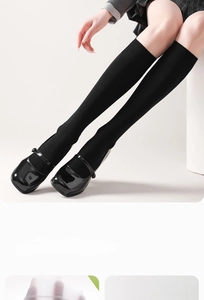 Détail de chaussettes hautes noires côtelées avec des chaussures Mary Jane vernies