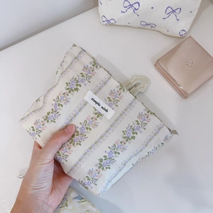Vue détaillée de la trousse à maquillage fleurie bleue et violette avec étiquette simple wish