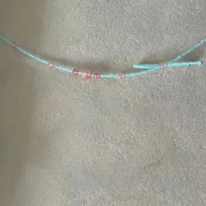 Collier en perles de rocaille bleues avec nœud papillon pour un style estival